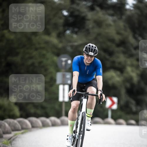 21.06.2026 - 29. Vierlanden-Triathlon H.Heesch http://msf.ph/oto/9910111 21.06.2026 11:57:35 Radfahren 635, 648 meine-sportfotos.de