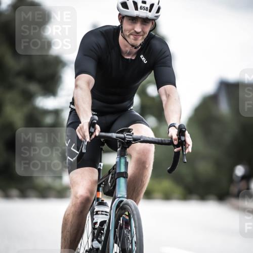 21.06.2026 - 29. Vierlanden-Triathlon H.Heesch http://msf.ph/oto/9910659 21.06.2026 12:00:40 Radfahren 658 meine-sportfotos.de