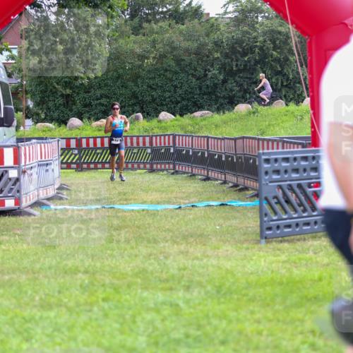 21.06.2026 - 29. Vierlanden-Triathlon Andreas Tolksdorf http://msf.ph/oto/9912720 21.06.2026 10:48:55 Ziel  meine-sportfotos.de
