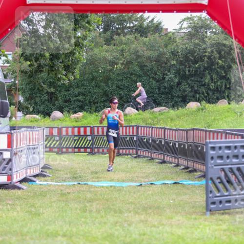 21.06.2026 - 29. Vierlanden-Triathlon Andreas Tolksdorf http://msf.ph/oto/9912722 21.06.2026 10:48:56 Ziel  meine-sportfotos.de
