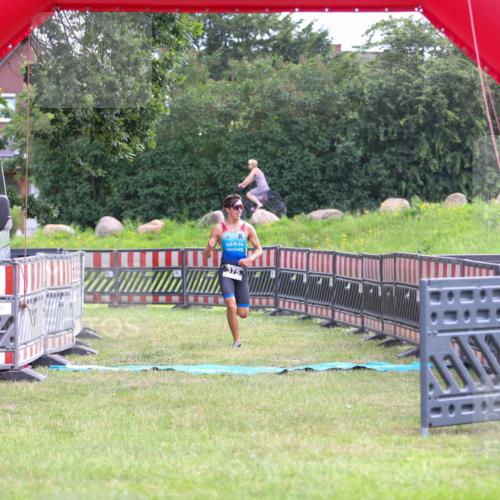 21.06.2026 - 29. Vierlanden-Triathlon Andreas Tolksdorf http://msf.ph/oto/9912725 21.06.2026 10:48:56 Ziel  meine-sportfotos.de