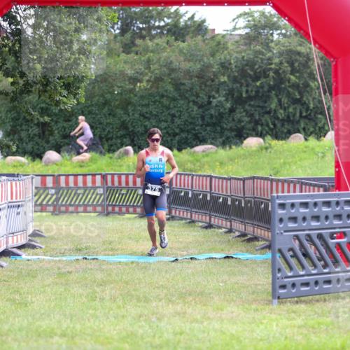 21.06.2026 - 29. Vierlanden-Triathlon Andreas Tolksdorf http://msf.ph/oto/9912727 21.06.2026 10:48:57 Ziel  meine-sportfotos.de