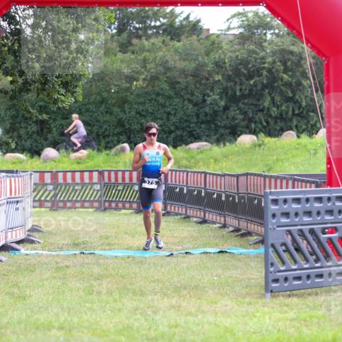 21.06.2026 - 29. Vierlanden-Triathlon Andreas Tolksdorf http://msf.ph/oto/9912728 21.06.2026 10:48:57 Ziel  meine-sportfotos.de