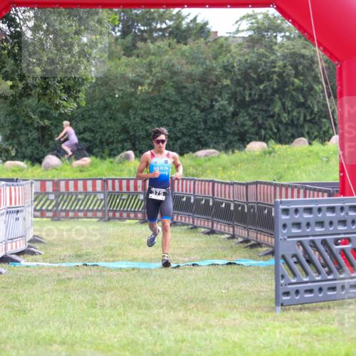 21.06.2026 - 29. Vierlanden-Triathlon Andreas Tolksdorf http://msf.ph/oto/9912731 21.06.2026 10:48:57 Ziel  meine-sportfotos.de