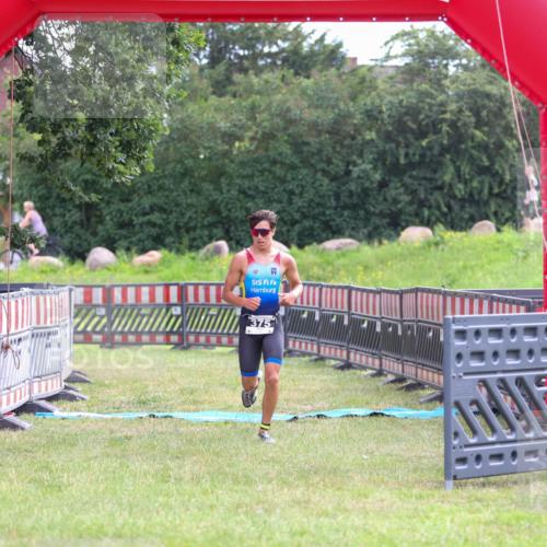21.06.2026 - 29. Vierlanden-Triathlon Andreas Tolksdorf http://msf.ph/oto/9912736 21.06.2026 10:48:58 Ziel  meine-sportfotos.de