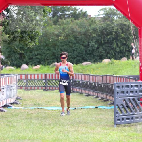 21.06.2026 - 29. Vierlanden-Triathlon Andreas Tolksdorf http://msf.ph/oto/9912740 21.06.2026 10:48:58 Ziel  meine-sportfotos.de