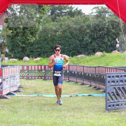 21.06.2026 - 29. Vierlanden-Triathlon Andreas Tolksdorf http://msf.ph/oto/9912747 21.06.2026 10:48:58 Ziel  meine-sportfotos.de