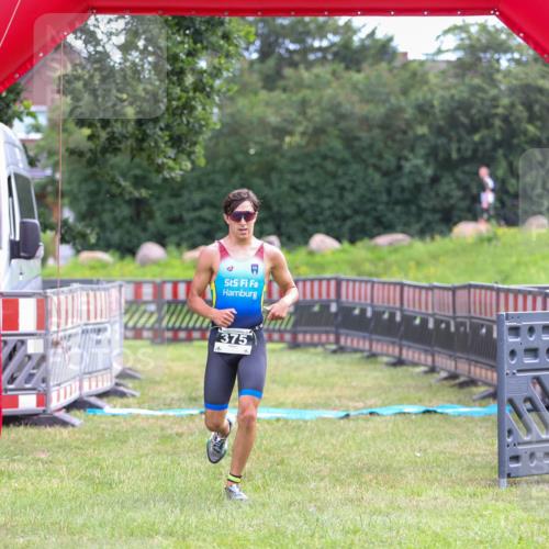 21.06.2026 - 29. Vierlanden-Triathlon Andreas Tolksdorf http://msf.ph/oto/9912752 21.06.2026 10:48:59 Ziel  meine-sportfotos.de