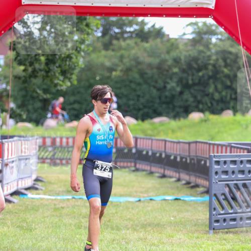 21.06.2026 - 29. Vierlanden-Triathlon Andreas Tolksdorf http://msf.ph/oto/9912755 21.06.2026 10:49:03 Ziel  meine-sportfotos.de