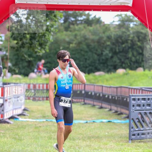 21.06.2026 - 29. Vierlanden-Triathlon Andreas Tolksdorf http://msf.ph/oto/9912759 21.06.2026 10:49:03 Ziel  meine-sportfotos.de