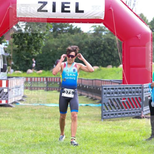 21.06.2026 - 29. Vierlanden-Triathlon Andreas Tolksdorf http://msf.ph/oto/9912763 21.06.2026 10:49:04 Ziel  meine-sportfotos.de