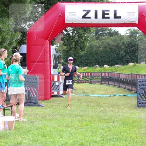 21.06.2026 - 29. Vierlanden-Triathlon Andreas Tolksdorf http://msf.ph/oto/9912800 21.06.2026 10:51:44 Ziel 311 meine-sportfotos.de