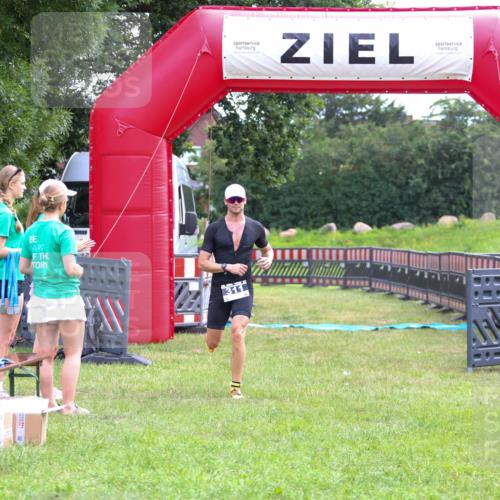 21.06.2026 - 29. Vierlanden-Triathlon Andreas Tolksdorf http://msf.ph/oto/9912805 21.06.2026 10:51:45 Ziel 311 meine-sportfotos.de