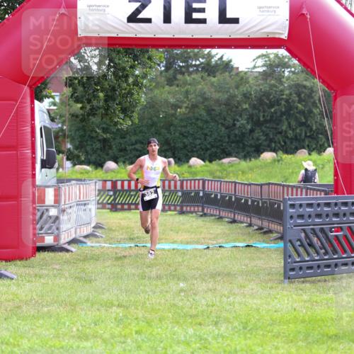21.06.2026 - 29. Vierlanden-Triathlon Andreas Tolksdorf http://msf.ph/oto/9912813 21.06.2026 10:52:13 Ziel  meine-sportfotos.de