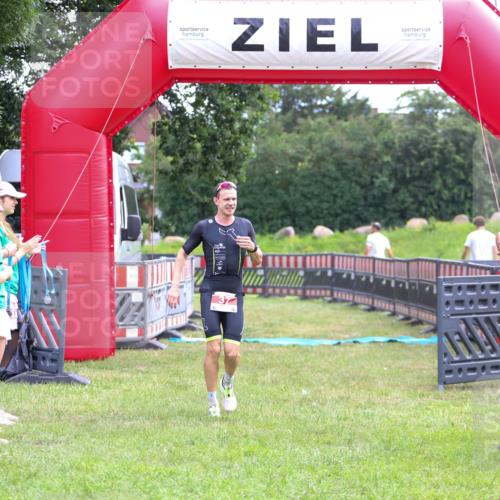21.06.2026 - 29. Vierlanden-Triathlon Andreas Tolksdorf http://msf.ph/oto/9912853 21.06.2026 10:53:14 Ziel 37 meine-sportfotos.de