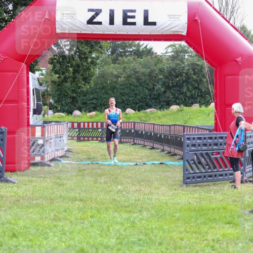 21.06.2026 - 29. Vierlanden-Triathlon Andreas Tolksdorf http://msf.ph/oto/9912857 21.06.2026 10:54:15 Ziel  meine-sportfotos.de