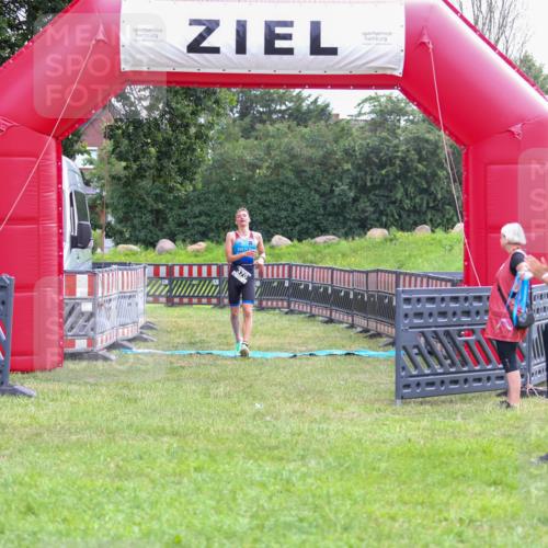 21.06.2026 - 29. Vierlanden-Triathlon Andreas Tolksdorf http://msf.ph/oto/9912859 21.06.2026 10:54:15 Ziel  meine-sportfotos.de