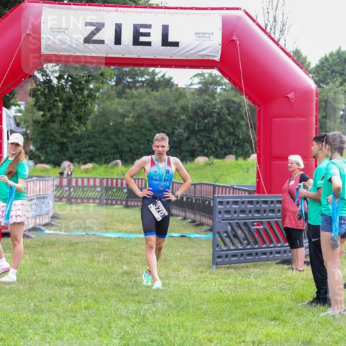 21.06.2026 - 29. Vierlanden-Triathlon Andreas Tolksdorf http://msf.ph/oto/9912887 21.06.2026 10:54:25 Ziel  meine-sportfotos.de
