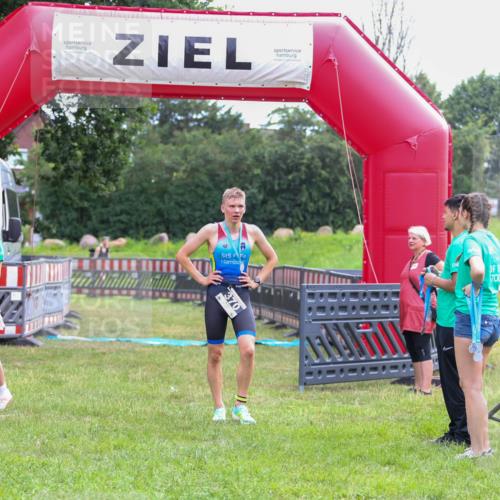 21.06.2026 - 29. Vierlanden-Triathlon Andreas Tolksdorf http://msf.ph/oto/9912894 21.06.2026 10:54:25 Ziel  meine-sportfotos.de