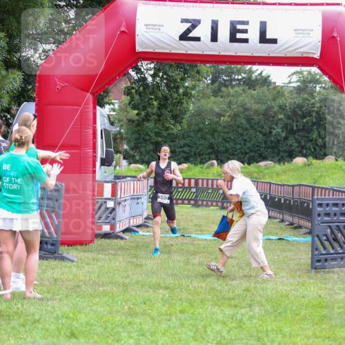 21.06.2026 - 29. Vierlanden-Triathlon Andreas Tolksdorf http://msf.ph/oto/9912906 21.06.2026 10:55:26 Ziel  meine-sportfotos.de