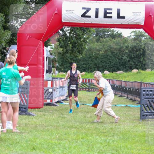 21.06.2026 - 29. Vierlanden-Triathlon Andreas Tolksdorf http://msf.ph/oto/9912908 21.06.2026 10:55:26 Ziel  meine-sportfotos.de
