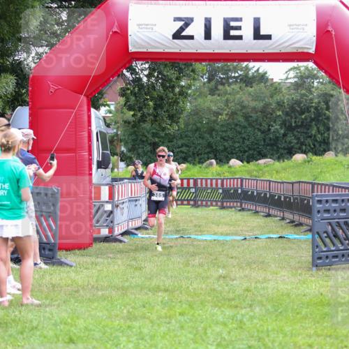 21.06.2026 - 29. Vierlanden-Triathlon Andreas Tolksdorf http://msf.ph/oto/9912916 21.06.2026 10:55:40 Ziel  meine-sportfotos.de