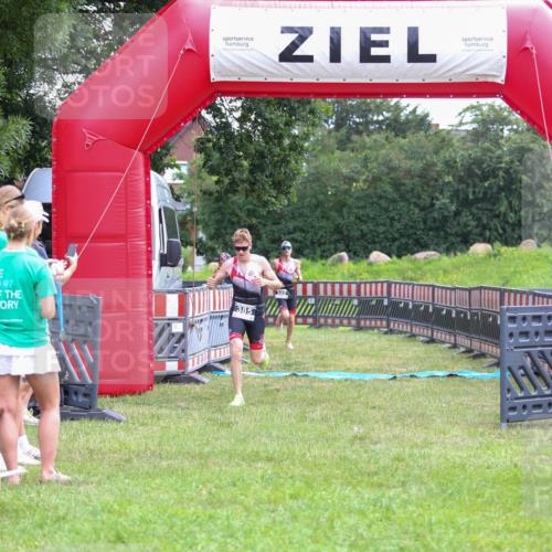 21.06.2026 - 29. Vierlanden-Triathlon Andreas Tolksdorf http://msf.ph/oto/9912923 21.06.2026 10:55:40 Ziel  meine-sportfotos.de