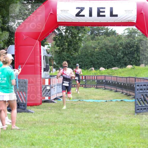 21.06.2026 - 29. Vierlanden-Triathlon Andreas Tolksdorf http://msf.ph/oto/9912924 21.06.2026 10:55:40 Ziel  meine-sportfotos.de