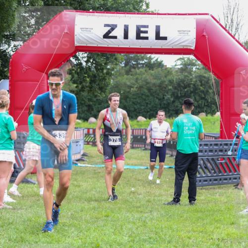 21.06.2026 - 29. Vierlanden-Triathlon Andreas Tolksdorf http://msf.ph/oto/9912971 21.06.2026 10:56:05 Ziel 210 meine-sportfotos.de