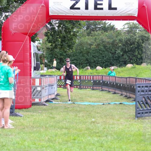 21.06.2026 - 29. Vierlanden-Triathlon Andreas Tolksdorf http://msf.ph/oto/9912977 21.06.2026 10:57:20 Ziel  meine-sportfotos.de