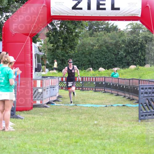 21.06.2026 - 29. Vierlanden-Triathlon Andreas Tolksdorf http://msf.ph/oto/9912979 21.06.2026 10:57:20 Ziel  meine-sportfotos.de