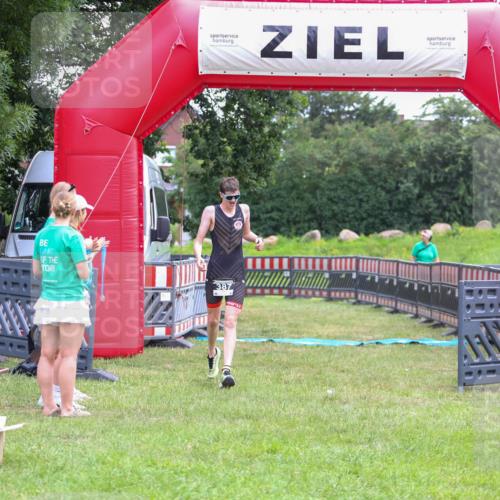 21.06.2026 - 29. Vierlanden-Triathlon Andreas Tolksdorf http://msf.ph/oto/9912986 21.06.2026 10:57:22 Ziel  meine-sportfotos.de