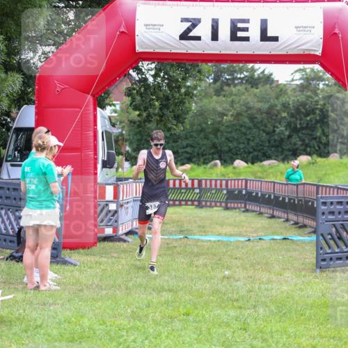 21.06.2026 - 29. Vierlanden-Triathlon Andreas Tolksdorf http://msf.ph/oto/9912988 21.06.2026 10:57:22 Ziel  meine-sportfotos.de