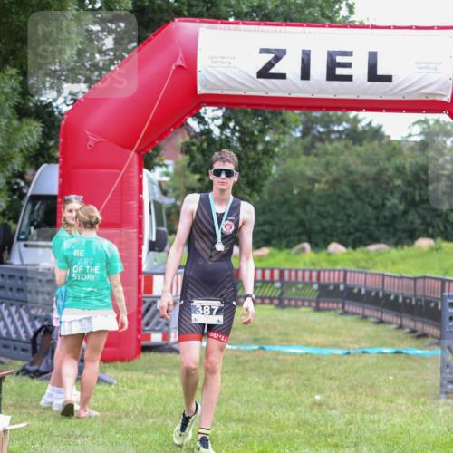 21.06.2026 - 29. Vierlanden-Triathlon Andreas Tolksdorf http://msf.ph/oto/9912989 21.06.2026 10:57:28 Ziel  meine-sportfotos.de