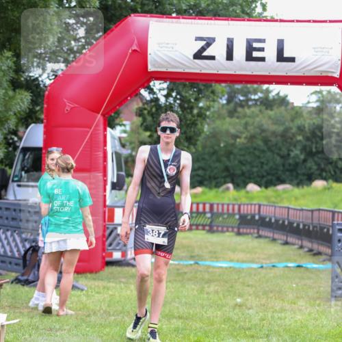 21.06.2026 - 29. Vierlanden-Triathlon Andreas Tolksdorf http://msf.ph/oto/9912990 21.06.2026 10:57:28 Ziel  meine-sportfotos.de
