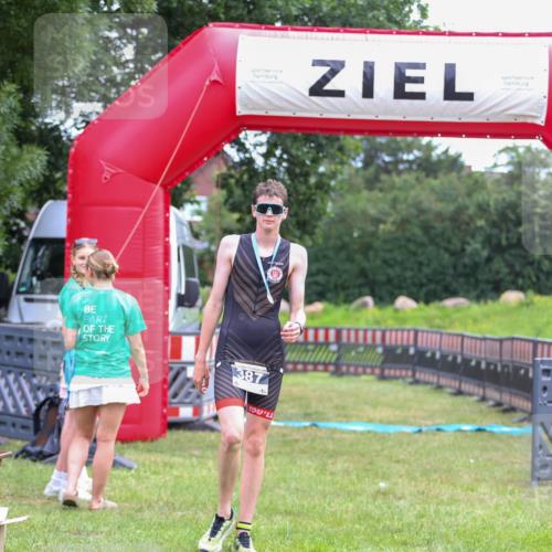 21.06.2026 - 29. Vierlanden-Triathlon Andreas Tolksdorf http://msf.ph/oto/9912991 21.06.2026 10:57:28 Ziel  meine-sportfotos.de