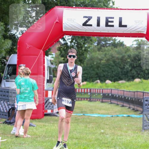 21.06.2026 - 29. Vierlanden-Triathlon Andreas Tolksdorf http://msf.ph/oto/9912992 21.06.2026 10:57:28 Ziel  meine-sportfotos.de