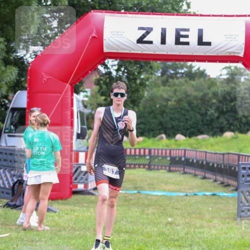 21.06.2026 - 29. Vierlanden-Triathlon Andreas Tolksdorf http://msf.ph/oto/9912993 21.06.2026 10:57:28 Ziel  meine-sportfotos.de