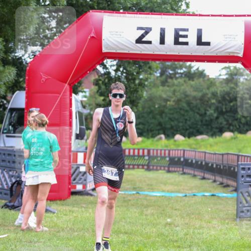 21.06.2026 - 29. Vierlanden-Triathlon Andreas Tolksdorf http://msf.ph/oto/9912994 21.06.2026 10:57:28 Ziel  meine-sportfotos.de