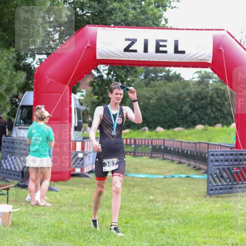 21.06.2026 - 29. Vierlanden-Triathlon Andreas Tolksdorf http://msf.ph/oto/9912996 21.06.2026 10:57:29 Ziel  meine-sportfotos.de