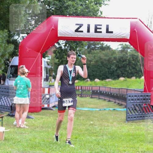 21.06.2026 - 29. Vierlanden-Triathlon Andreas Tolksdorf http://msf.ph/oto/9912997 21.06.2026 10:57:29 Ziel  meine-sportfotos.de