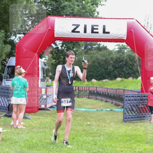 21.06.2026 - 29. Vierlanden-Triathlon Andreas Tolksdorf http://msf.ph/oto/9912998 21.06.2026 10:57:29 Ziel  meine-sportfotos.de