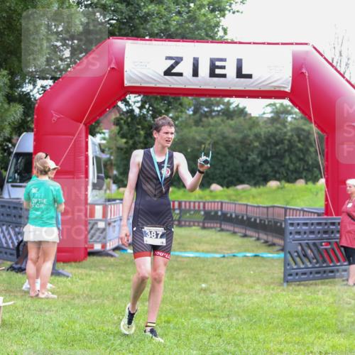 21.06.2026 - 29. Vierlanden-Triathlon Andreas Tolksdorf http://msf.ph/oto/9912999 21.06.2026 10:57:29 Ziel  meine-sportfotos.de