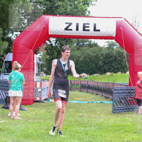 21.06.2026 - 29. Vierlanden-Triathlon Andreas Tolksdorf http://msf.ph/oto/9913000 21.06.2026 10:57:29 Ziel  meine-sportfotos.de