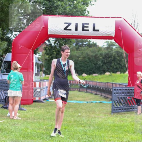 21.06.2026 - 29. Vierlanden-Triathlon Andreas Tolksdorf http://msf.ph/oto/9913001 21.06.2026 10:57:29 Ziel  meine-sportfotos.de