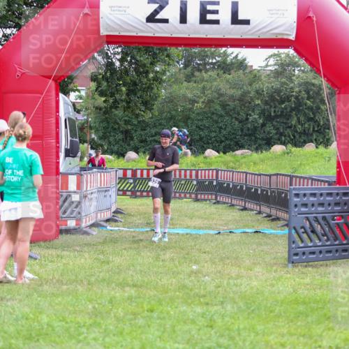 21.06.2026 - 29. Vierlanden-Triathlon Andreas Tolksdorf http://msf.ph/oto/9913004 21.06.2026 10:58:58 Ziel 326 meine-sportfotos.de