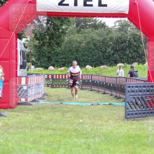 21.06.2026 - 29. Vierlanden-Triathlon Andreas Tolksdorf http://msf.ph/oto/9913038 21.06.2026 10:59:46 Ziel 211 meine-sportfotos.de