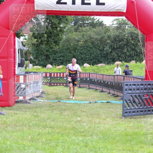 21.06.2026 - 29. Vierlanden-Triathlon Andreas Tolksdorf http://msf.ph/oto/9913043 21.06.2026 10:59:46 Ziel 211 meine-sportfotos.de