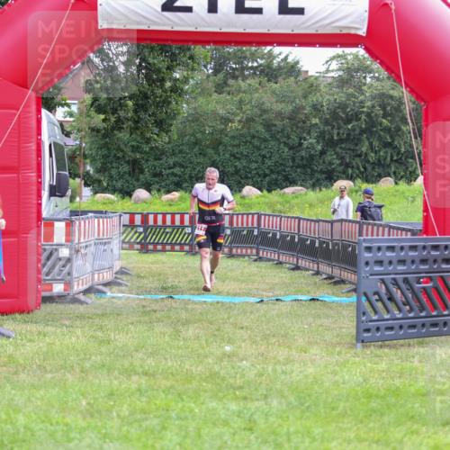 21.06.2026 - 29. Vierlanden-Triathlon Andreas Tolksdorf http://msf.ph/oto/9913045 21.06.2026 10:59:46 Ziel 211 meine-sportfotos.de