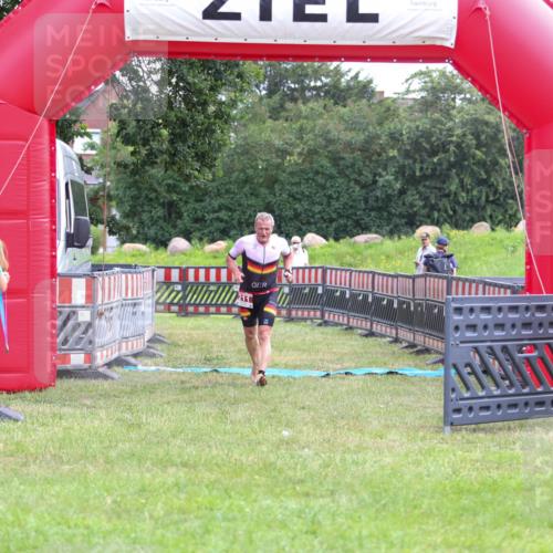21.06.2026 - 29. Vierlanden-Triathlon Andreas Tolksdorf http://msf.ph/oto/9913047 21.06.2026 10:59:47 Ziel 211 meine-sportfotos.de